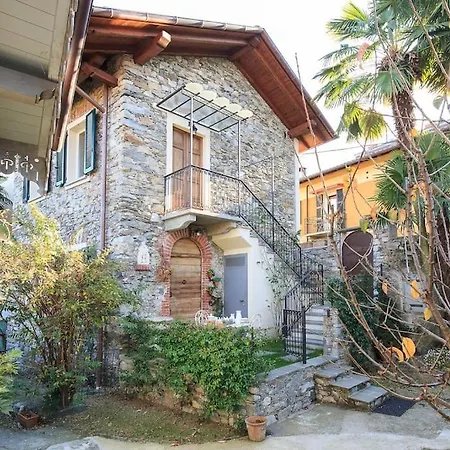Medieval Stone Retreat With Views סטרסה