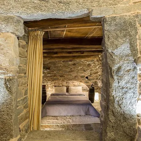Medieval Stone Retreat With Views דירה *