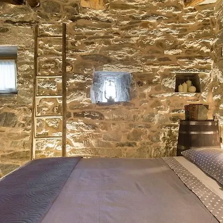Medieval Stone Retreat With Views דירה