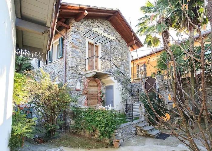 Medieval Stone Retreat With Views סטרסה