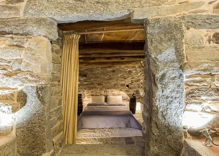 Medieval Stone Retreat With Views דירה *