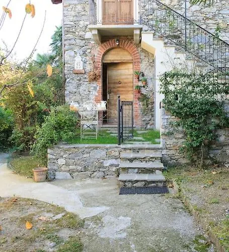 Medieval Stone Retreat With Views סטרסה
