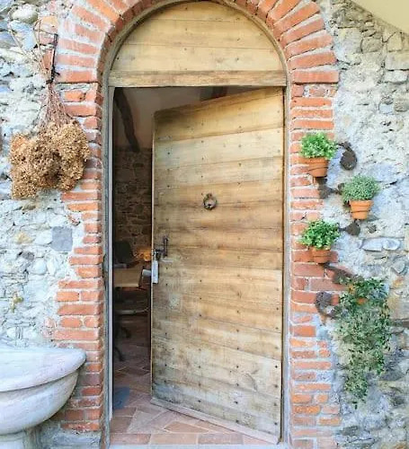 Medieval Stone Retreat With Views דירה סטרסה
